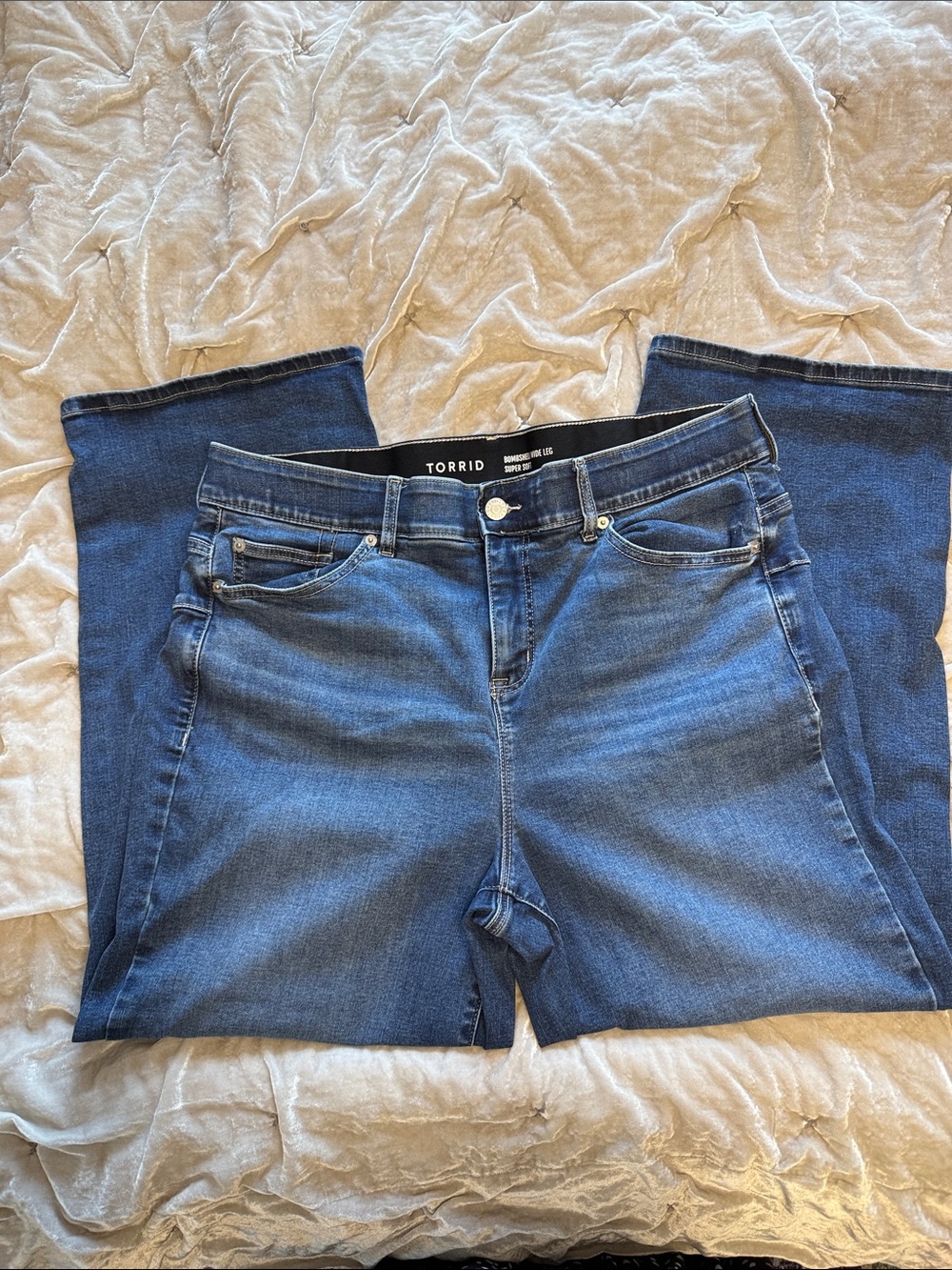 Torrid 18 short Bombshell Medium Wash Blue Jeans Wide Leg Denim